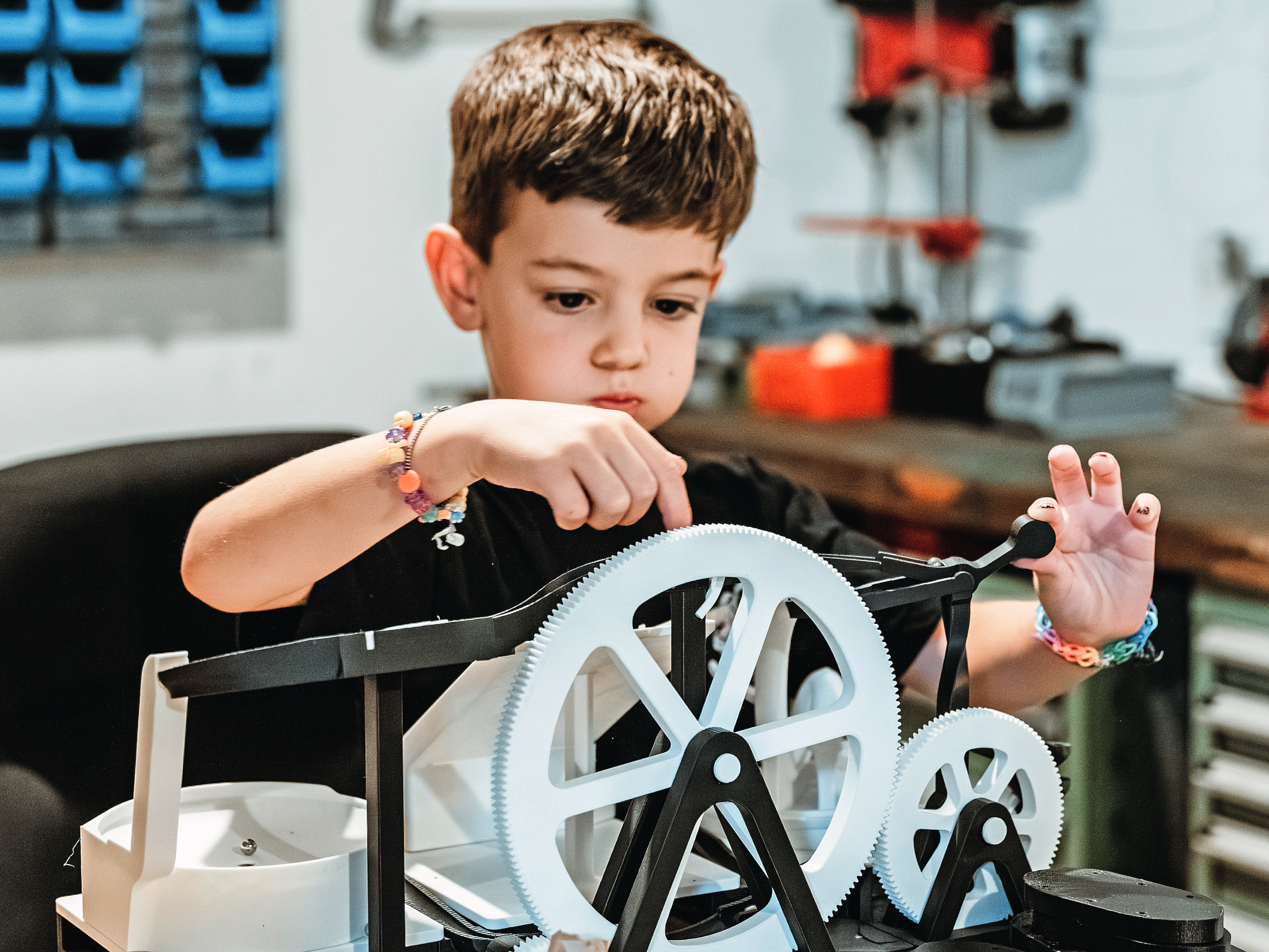 Die Kugelbahn hat Dominic mit dem 3-D-Drucker in seiner Werkstatt hergestellt.