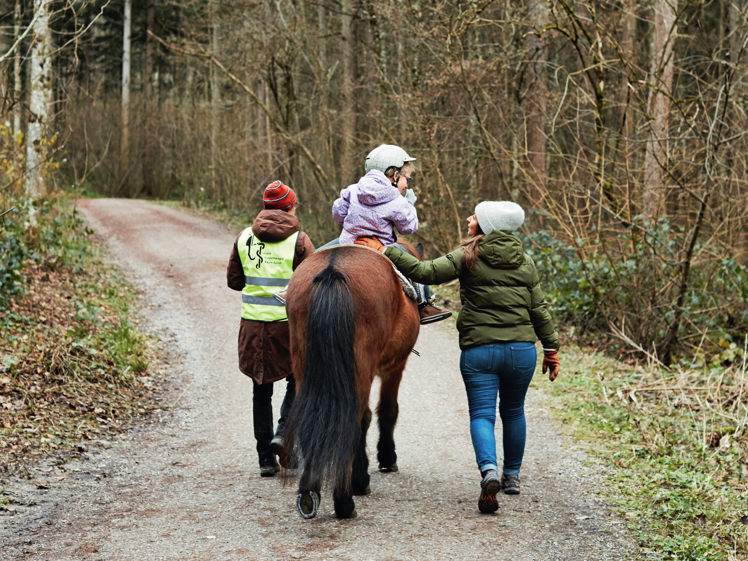 Aufrecht sitzen, Balance halten: Reiten kann therapeutisch sein und macht Spass