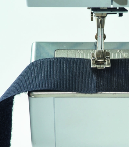 Zwei Klettbänder werden mir einer Nähmaschine zusammengenäht