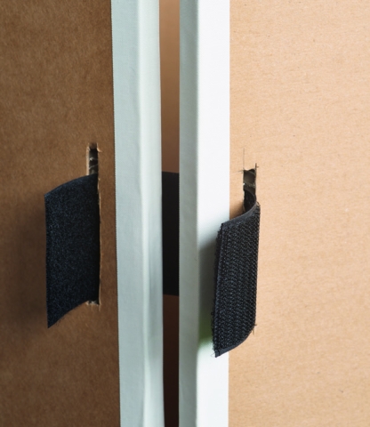 Zwei Wabenkartonplatten werden mit Klett verbunden