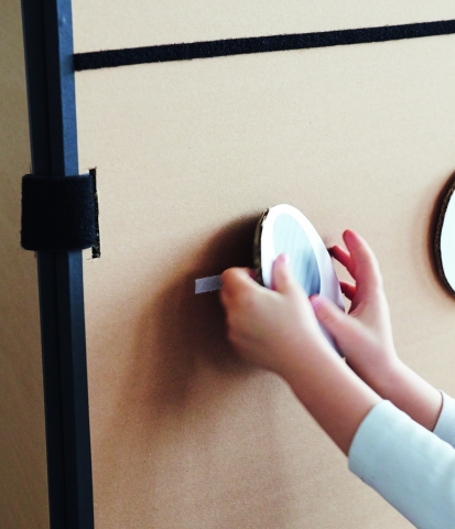 Ein Kind verziert einen Wellkarton