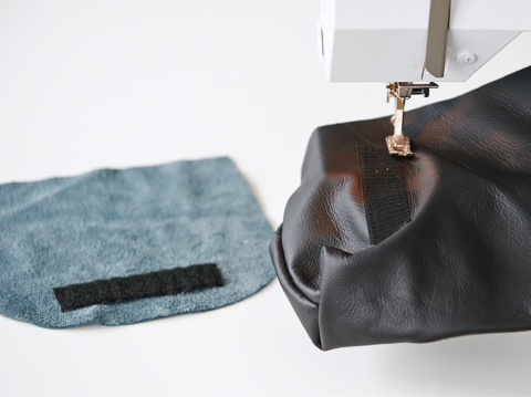 Klett mit der Nähmaschine an Tasche und Deckel anbringen.