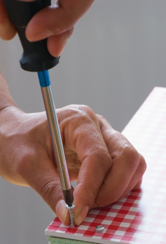 Karton oder Forex (Kunststoff) zuschneiden. In Breite der Kiste anpassen und Höhe ca. auf 12 cm bemessen. Mit Geschenkpapier beziehen. Die Rückwand mit dem Kistchen verschrauben.